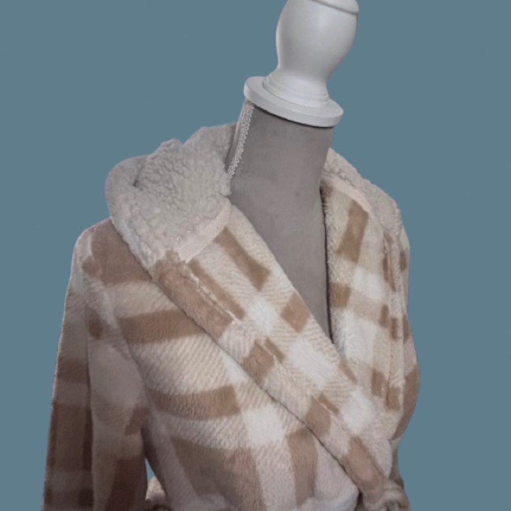 L.L. Bean “Wicked Plush” Hooded Robe - Picture 5 of 9